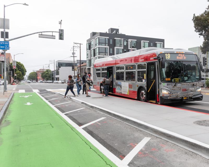 Photo showing a bus boarding island with a bike lane inbetween the island and sidewalk